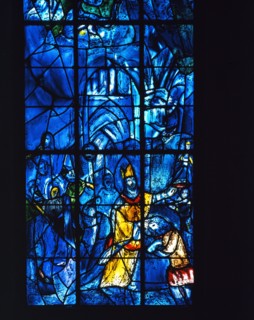 Chagall, Vitrail représentant le Baptême de Clovis par saint Remi
