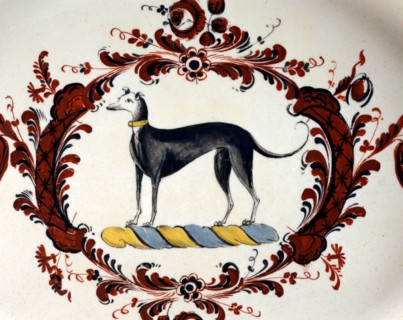 Détail d'un plat figurant un chien (lévrier)