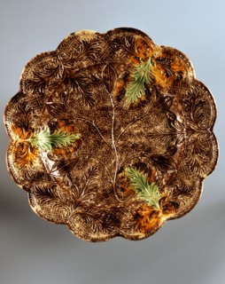 Plat orné de motifs de feuilleset branches bruns et verts