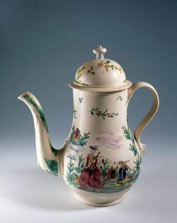 Cafetière peinte d'une femme jouant d'un instrument de musique