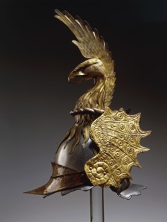 Casque de parade avec un cimier en forme de tête d'aigle