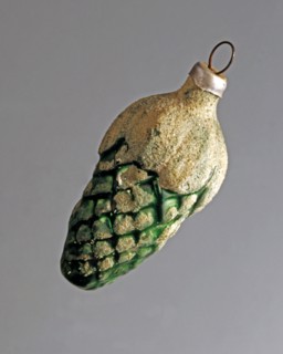 Boule de Noël : Pomme de pin décorée