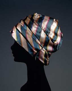 Turban de soie à rayures vertes et rouges sur fond beige