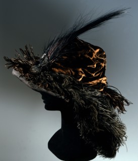 Chapeau noir recouvert de satin et panne de velours