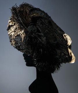 Chapeau sur structure métallique recouvert de tulle et tissu