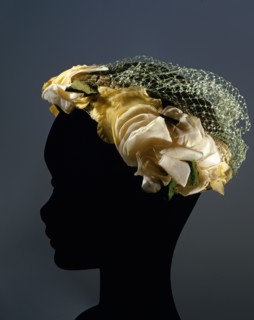 Chapeau de paille avec branches de roses blanches