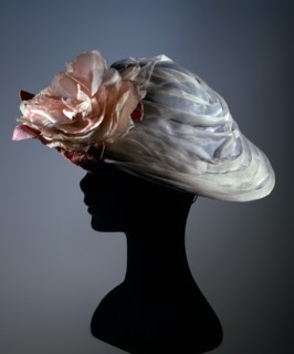 "Modello" cloche en satin synthétique de couleur glace, orné d'une grande fleur en organdi