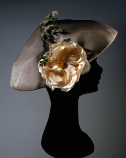 Chapeau " Balenciaga " en mousseline synthétique