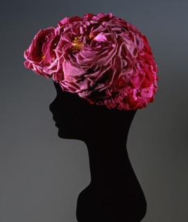 Chapeau de pétales de rose en mousseline