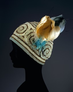 Chapeau en velours tubulaire vert eau orné de couture en fil métallique.