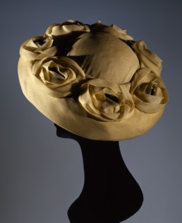 Chapeau en mousseline synthétique jaune avec applications de fleurs