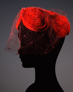 Tambour en velours rouge à décor tubulaire de même couleur et voilette