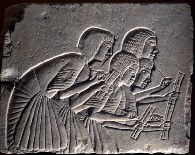 Morceau du mur d'une tombe de la XIXe dynastie : Groupe de scribes écrivant attentivement sous la dictée.