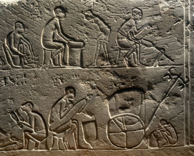 Relief d'artisanat d'art provenant de Saqqarah figurant le travail des métaux et la construction d'un chariot