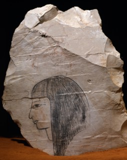 Grand morceau de calcaire utilisé par un étudiant pour dessiner plusiers esquisses d'une image