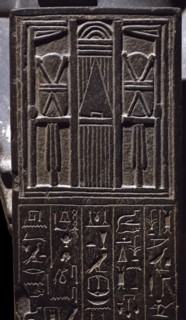 Statue du prêtre Henat figurant tabernacle orné d'un facade du temple de la déesse Neith a Sais