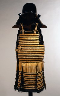 Armure japonaise avec porte-enseigne sur le dos