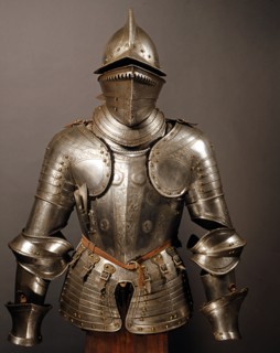 Armure de soldat à cheval en acier gravé