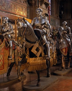 Armure de chevalier en acier repoussé