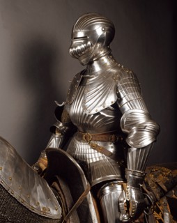 Armure de chevalier en acier repoussé (détail)