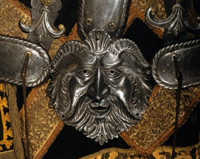 Armure de chevalier en acier repoussé (détail)
