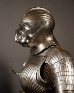 Armure de chevalier en acier repoussé