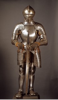 Armure de chevalier en acier gravé