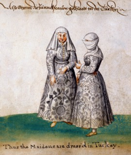 Jeunes femmes turques en costumes traditionnels