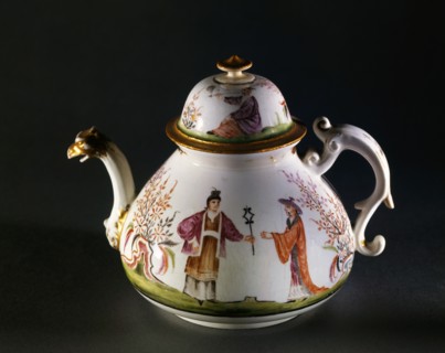 Manufacture Du Paquier, Théière décorée "à la Chinoise"