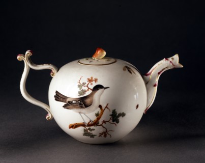 Manufacture Frankenthal, Theiere decorated with a bird on a branch
