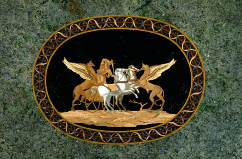 Plateau de table en marqueterie de pierres dures, orné d'un guerrier sur son char se battant contre deux chimères