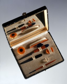 Clutch bag with nail set and mirror