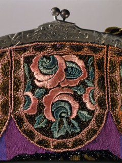 Détail d'un sac à main brodé