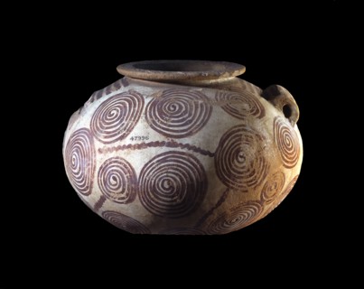 Vase décoré de motifs en spirales