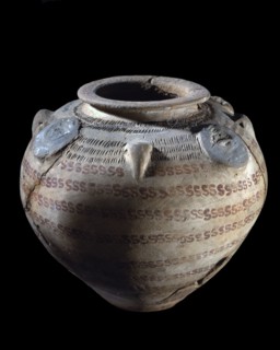 Poterie à décor peint et incisé
