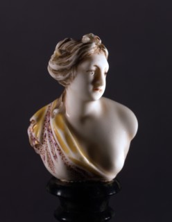 Buste de femme sur piédouche