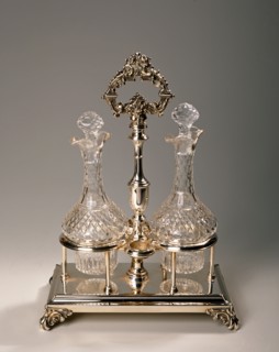 Deux bouteilles et structure en métallique en argent.