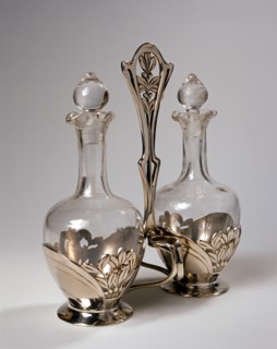 Deux bouteilles et structure en métallique en argent.