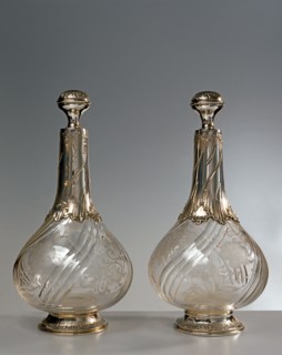 Deux bouteilles en cristal gravé