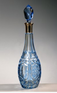 Bouteille de vin en cristal bleu et argent.