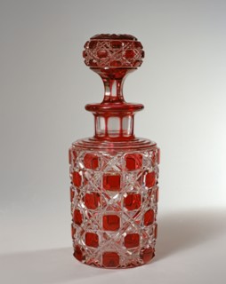 Bouteille en cristal rouge.