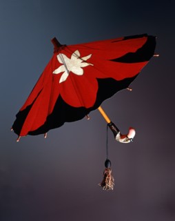 Ombrelle en feutre rouge et noir, avec une étoile stylisée blanche