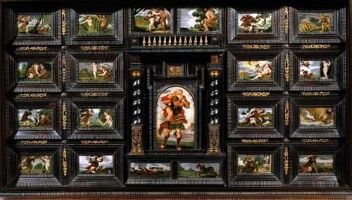 Façade d'armoire en acajou avec des peintures sur verre de "La Métamorphose".