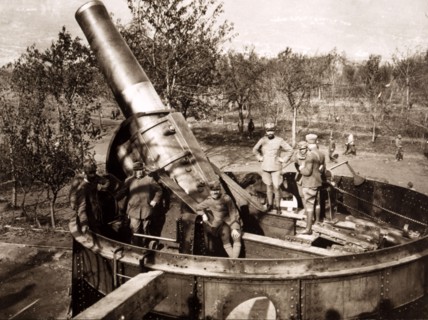 Canon autrichien de 420, près de Rovereto en 1917