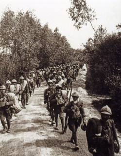 Soldats italiens en route vers les lignes de combat, en 1918
