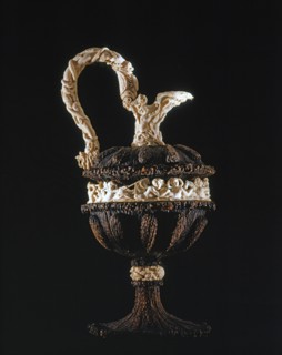 Pichet décoré de scènes marines et angelots