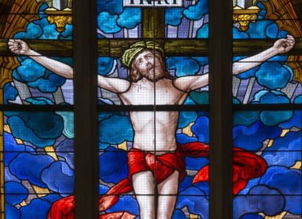 Le Christ en Croix. Vitrail de la Schlosskirche à Wittemberg