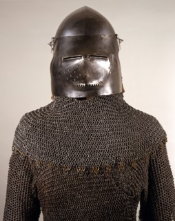 Casque bassinet à "bec de passereau" et protection en cotte de maille