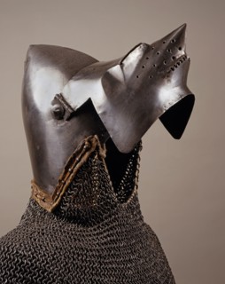 Casque bassinet à "bec de passereau" et protection en cotte de maille