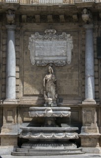 Fontaine avec statue allégorique représentant l'hiver située Piazza dei Quattro Canti à Palerme